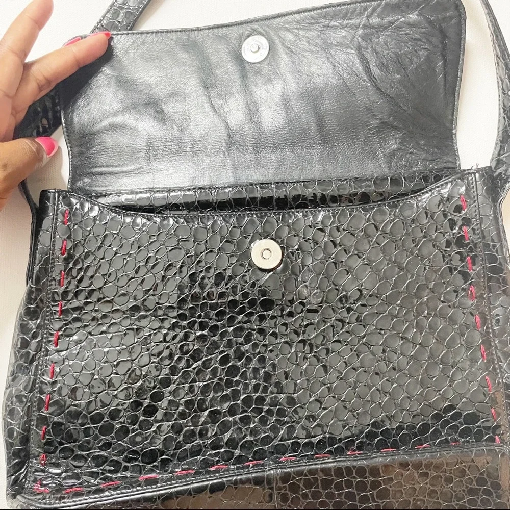 BCBG MAX AZRIA BLACK ITALIAN LEATHER SHOULDER BAG RED STITCHING RED INTERIOR - Picture 3 of 12